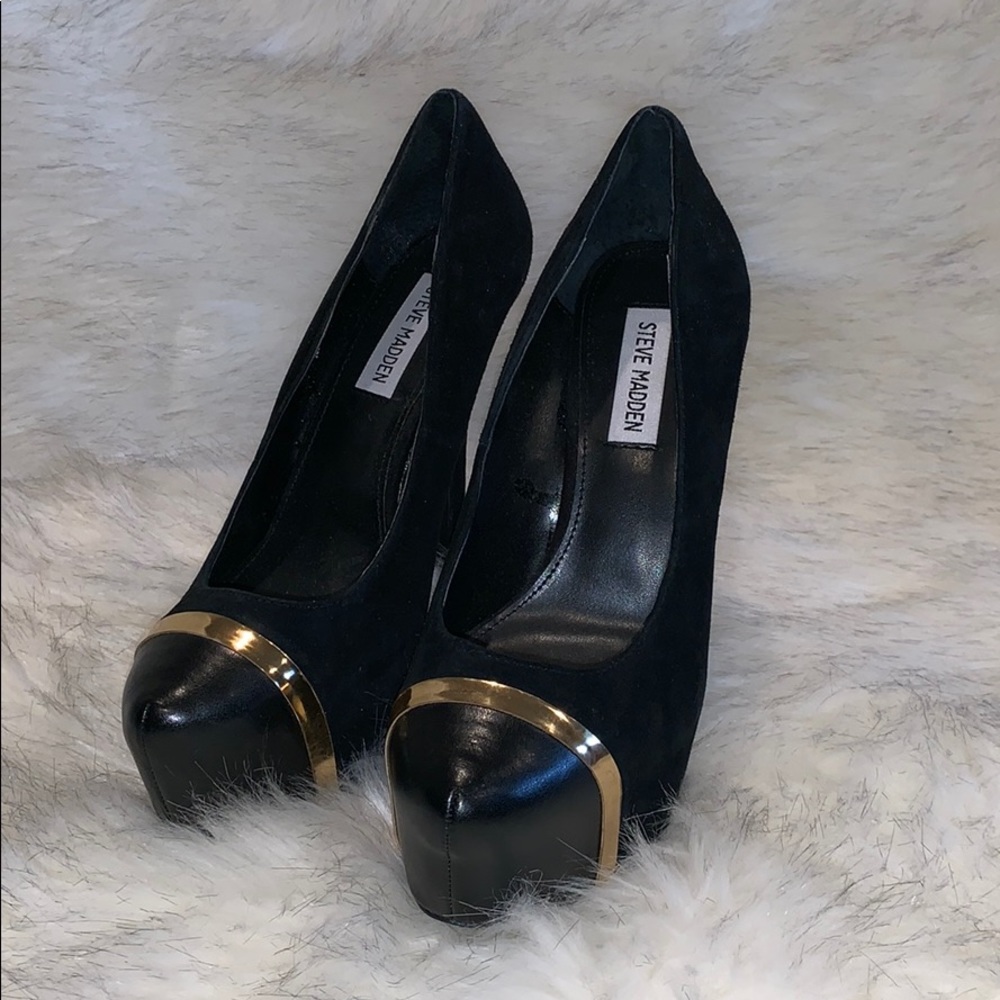 Steve Madden black and gold pumps